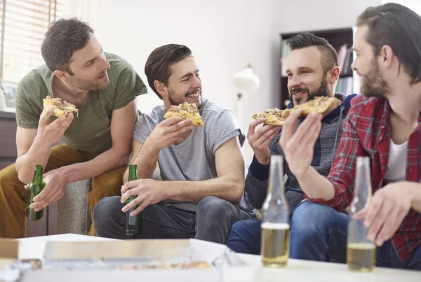 Vrienden eten pizza — Stockfoto