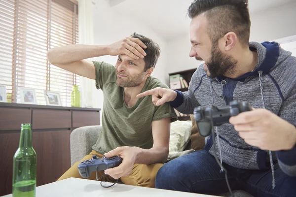 Vrienden spelen video game — Stockfoto