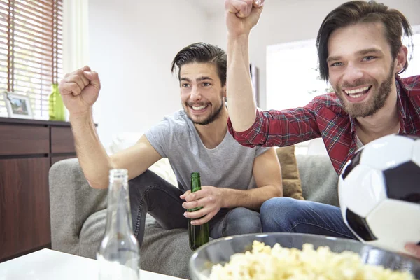 Mäns möte med Pizza och öl — Stockfoto