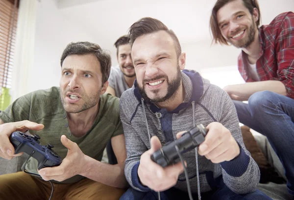 Vrienden speelt videogame — Stockfoto