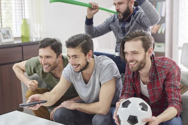 Män tittar på matchen — Stockfoto