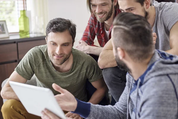 Hombre presentando a sus amigos su nueva tableta — Foto de Stock