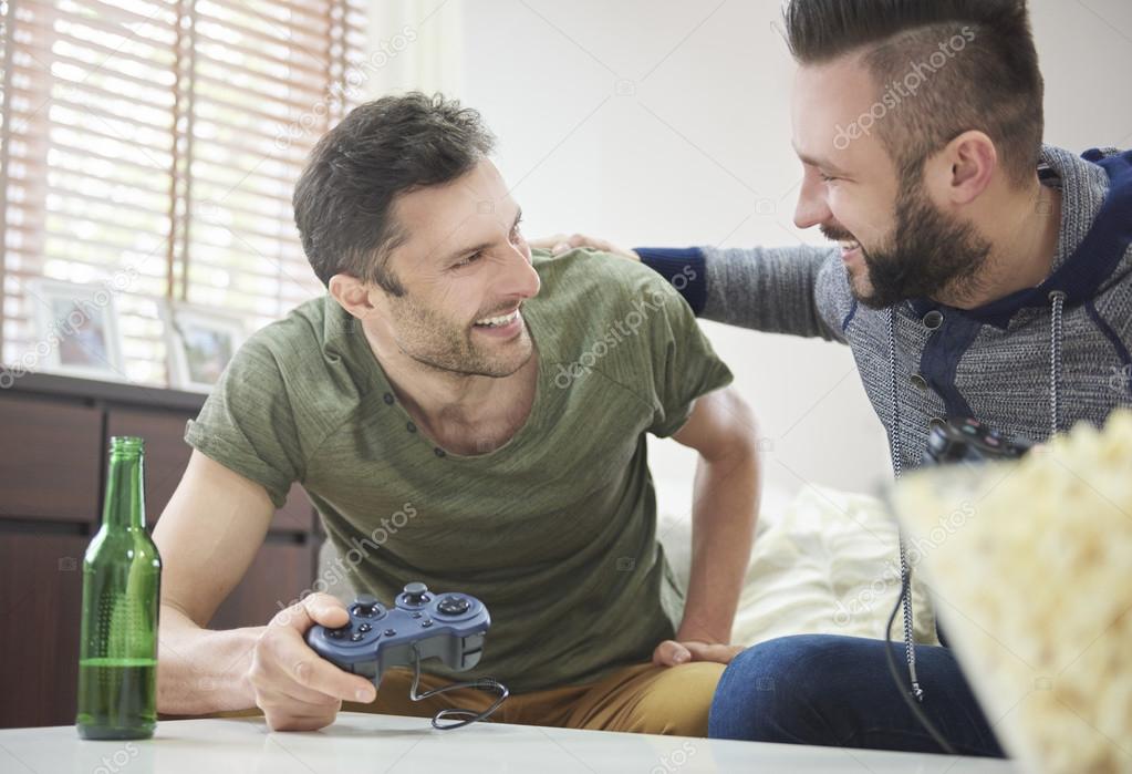 Men plays video game