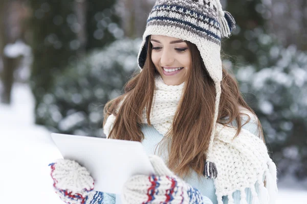 Frau benutzt ihr digitales Tablet — Stockfoto