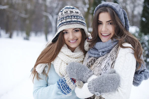 Счастливые девушки веселятся зимой — стоковое фото