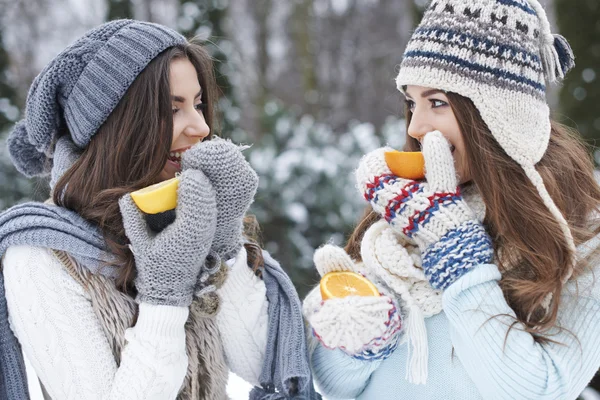 Gelukkig meisjes eten sinaasappelen — Stockfoto