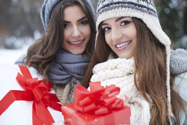 Meninas felizes trocando presentes de Natal — Fotografia de Stock