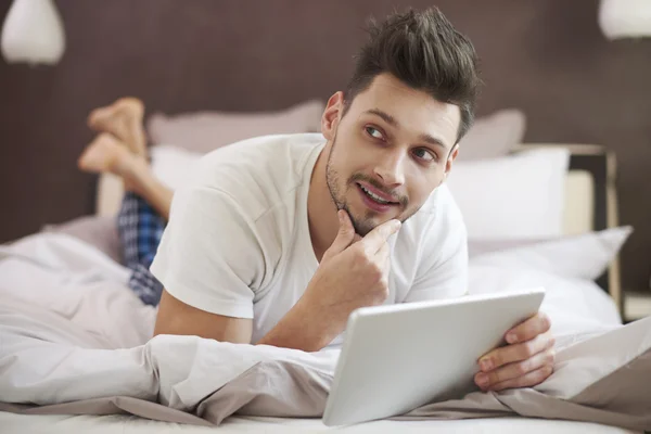Mann entspannt sich mit digitalem Tablet — Stockfoto