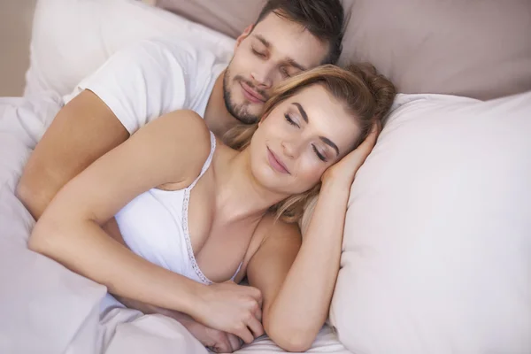 Pareja dormida en la cómoda cama — Foto de Stock