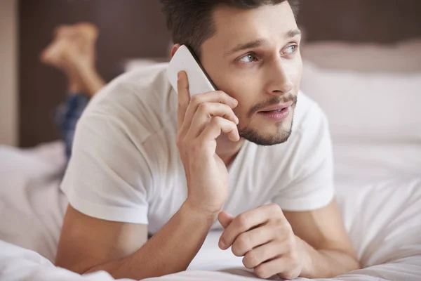 Mann macht einige wichtige Anrufe — Stockfoto