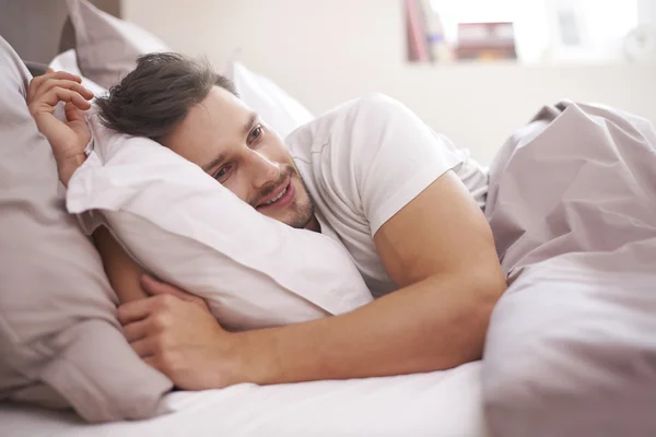 Mann liegt im Bett — Stockfoto