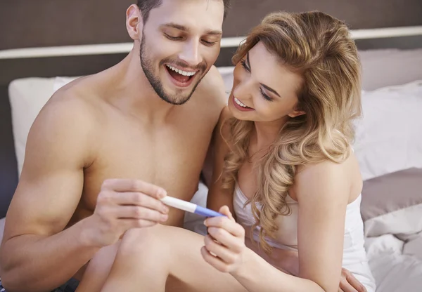 Casal feliz será um pais — Fotografia de Stock