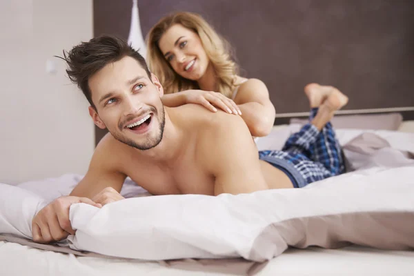 Lyckliga paret i sängenευτυχισμένο ζευγάρι στο κρεβάτι — Φωτογραφία Αρχείου
