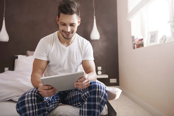 Homem testando tablet digital — Fotografia de Stock