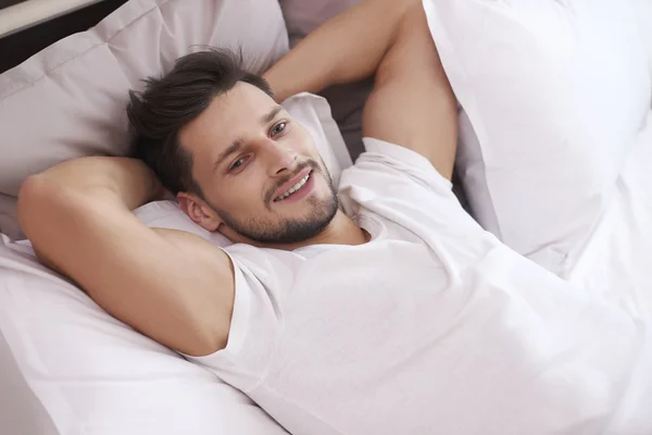 Homem relaxante em seu quarto — Fotografia de Stock