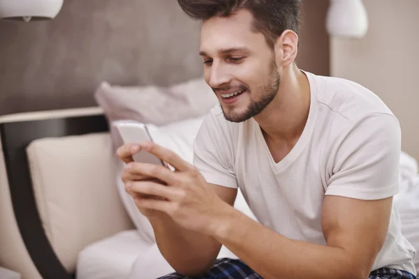 Man messaging på mobiltelefon — Stockfoto