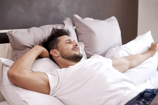 Homem relaxante em seu quarto — Fotografia de Stock