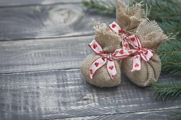 Julklappar på rustika bordet — Stockfoto