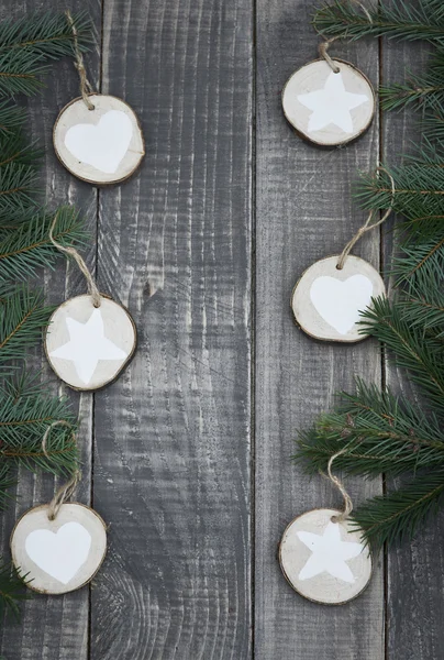 Рождественская елка с деревянными украшениями — стоковое фото