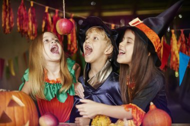 Apple ile oyun oynayan çocuklar