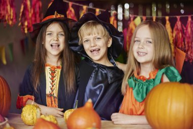 Kamera doğru gülümseyen mutlu çocuk