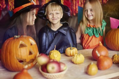 Cadılar Bayramı partisinde mutlu çocuk