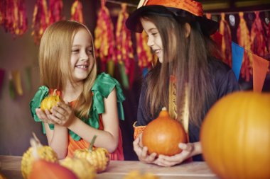 Çocuklar için Halloween dekorasyon hazırlanıyor.