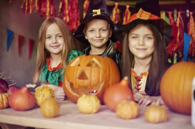 Çocuk ile dekore edilmiş kabak