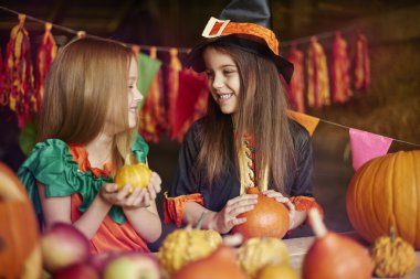 Çocuklar için Halloween dekorasyon hazırlanıyor.