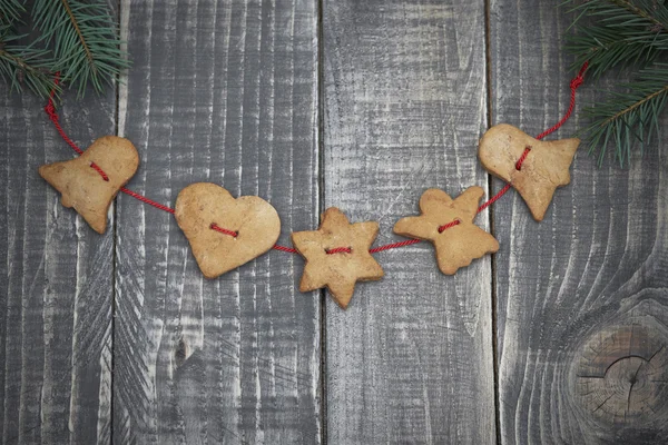 Biscotti di pan di zenzero su assi di legno — Foto Stock