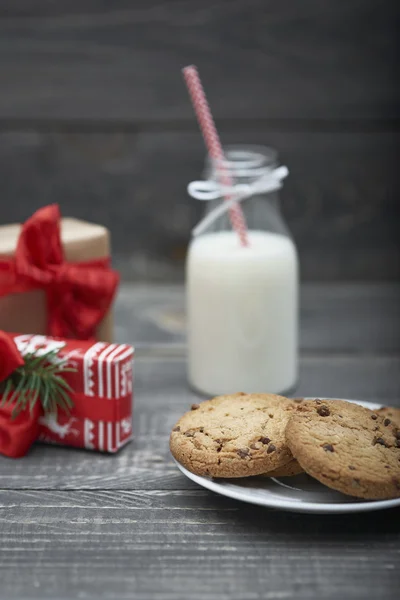Koekjes en melk voor de kerstman — Stockfoto