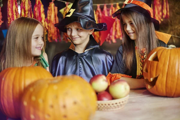 I bambini si divertono durante Halloween — Foto Stock