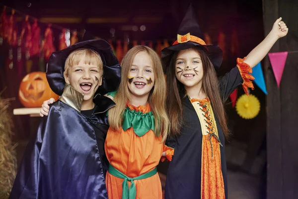 Kinderen plezier in Halloween-feest — Stockfoto