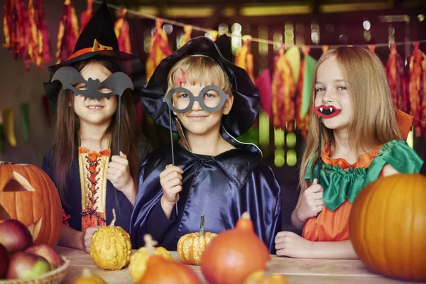 Niños con máscaras en trajes — Foto de Stock