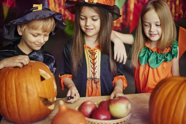 Przygotowanie dekoracji Halloween dzieci. — Zdjęcie stockowe