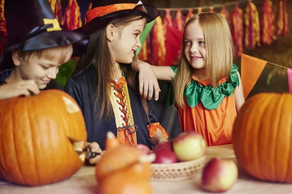 Crianças felizes na festa de Halloween . — Fotografia de Stock