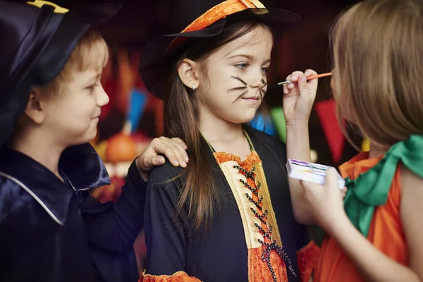 Niños aman la pintura de la cara juego —  Fotos de Stock