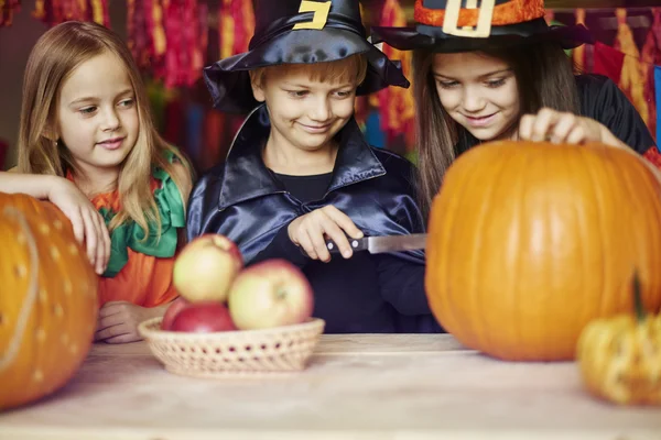 Carving en pumpa är en plikt för pojken — Stockfoto