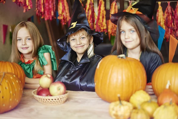 Bambini felici alla festa di Halloween — Foto Stock