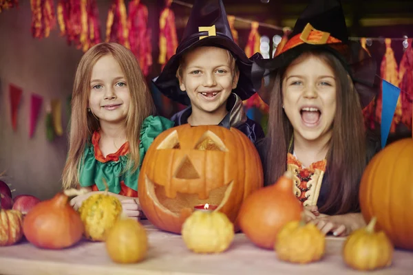 Crianças felizes na festa de Halloween — Fotografia de Stock