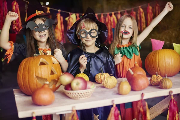Çocuklar Cadılar Bayramı korkutucu maskeler — Stok fotoğraf