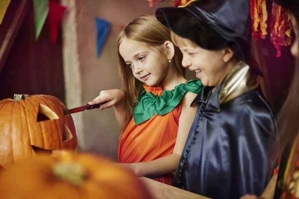 Niños preparando decoración para Halloween . — Foto de Stock