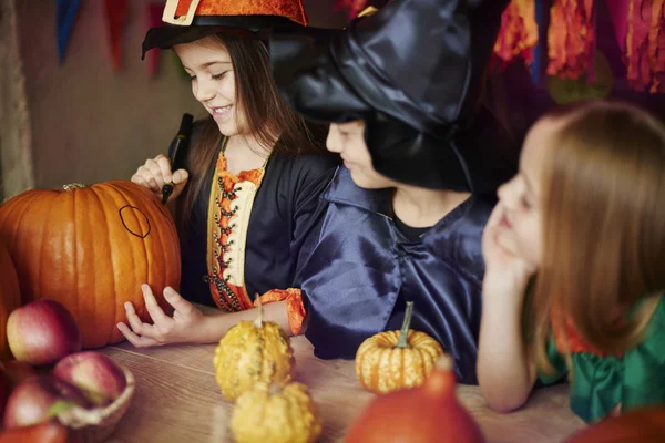 Crianças preparando decoração para o Halloween . — Fotografia de Stock