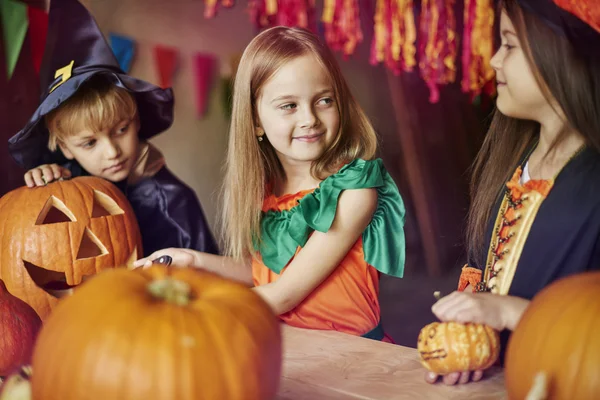 Çocuklar için Halloween hazırlanıyor — Stok fotoğraf