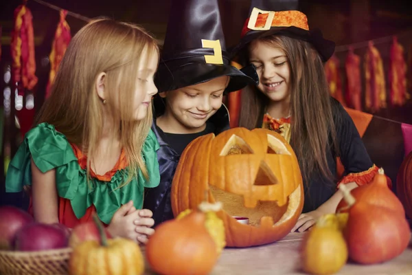 Crianças felizes na festa de Halloween — Fotografia de Stock