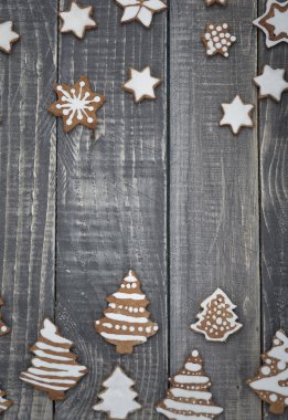 Yıldızlı gökyüzü ve ahşap üzerine kalın orman