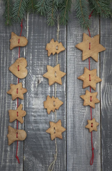 Kerstmis gingerbreads opknoping op de bindgaren — Stockfoto