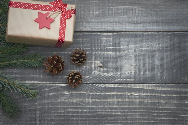 Vánoční dárek na dřevo — Stock fotografie
