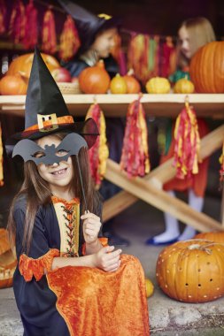 Bir yarasa maske ile poz kız