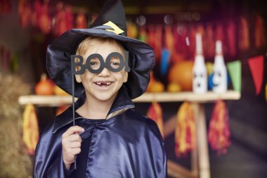 Küçük çocuk korkunç bir maske takarak